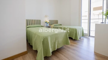 Quadruple room with single beds