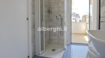 Bathroom with shower box and balcony of the triple room