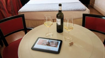 Zimmer mit Tisch
