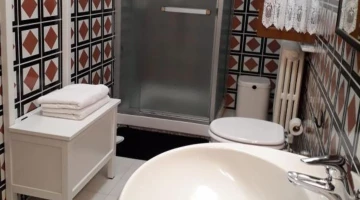 Badezimmer mit Duschkabine