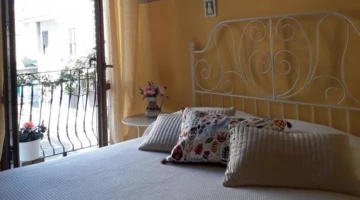 Zimmer mit Balkon