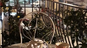 Balkon mit Tisch und Stühlen