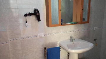 Privates Badezimmer mit Haartrockner