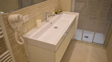Bagno privato con phon a parete