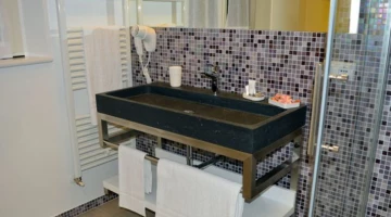 Bagno privato con phon a parete