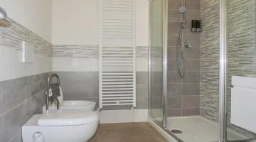 Privates Badezimmer mit Duschkabine