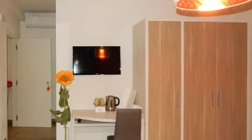 Sonnenblumen-Doppelzimmer mit TV und Schreibtisch