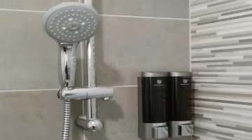 Privates Badezimmer mit Dusche