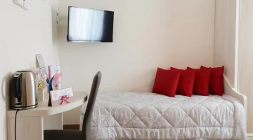 Poppy Doppelzimmer mit TV und Schreibtisch