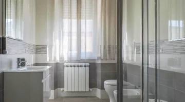 Privates Badezimmer mit Duschkabine
