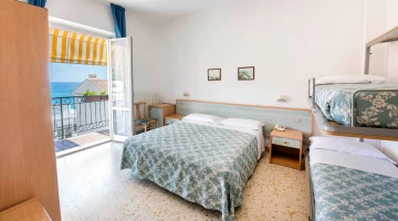 Quadruple room with private balcony