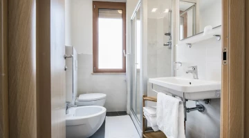 En-suite bathroom with shower cubicle