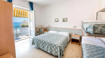 Camera quadrupla con balcone privato