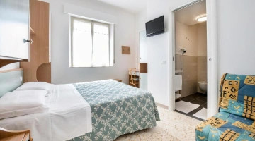 Camera matrimoniale con TV e bagno privato