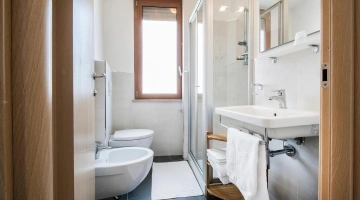 Bagno in camera con box doccia