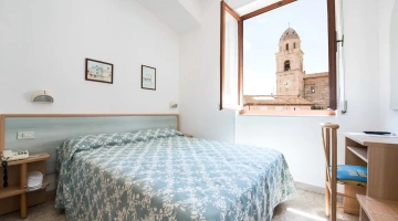 Camera matrimoniale con scrivania