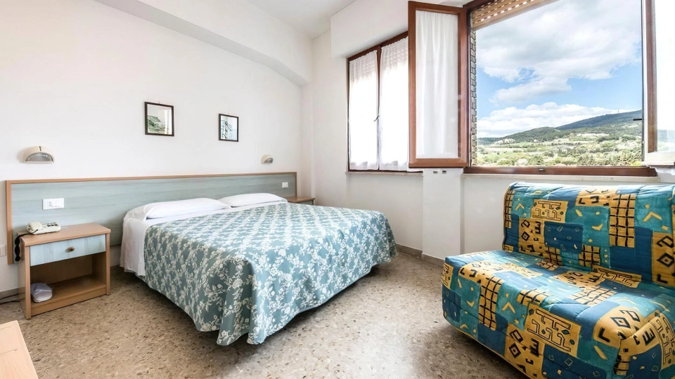 Camera matrimoniale con divano letto