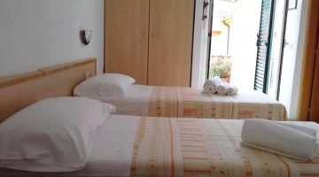 Doppelzimmer mit Einzelbetten und eigenem Balkon