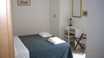 Doppelzimmer mit Schreibtisch