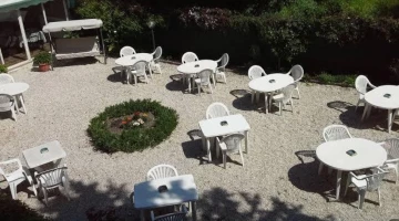 Möblierter Innenhof