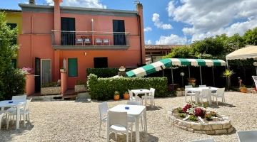 Furnished internal courtyard