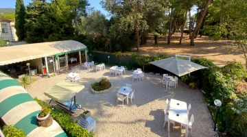 Furnished internal courtyard