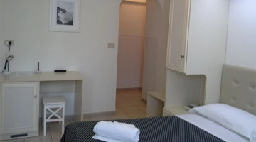 Doppelzimmer mit Schreibtisch
