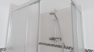 Salle de bain privée avec cabine de douche