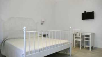 Chambre double avec TV et bureau