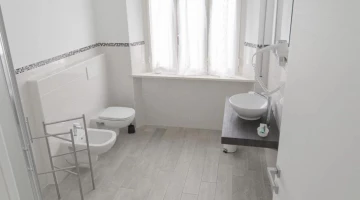 Salle de bain privée avec sèche-cheveux mural
