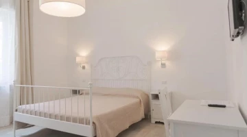 Chambre double avec bureau et TV