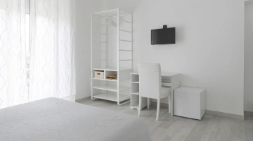 Camera matrimoniale con scrivania e TV