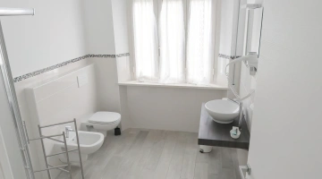 Bagno privato con phon a parete