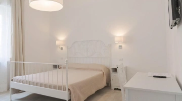 Camera matrimoniale con scrivania e TV