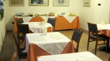 Restaurantraum für Frühstück eingerichtet