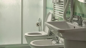 Eigenes Badezimmer mit Duschkabine und wandmontiertem Haartrockner