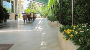 Möblierte, gemeinschaftlich genutzte Terrasse