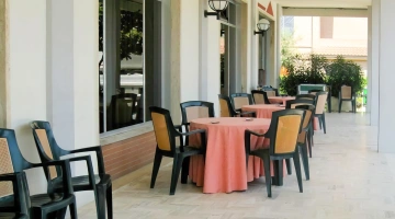 Möblierte, gemeinschaftlich genutzte Terrasse