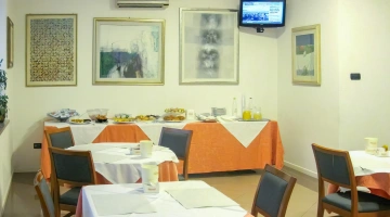 Restaurantraum für das Frühstück vorbereitet