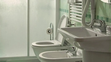 Privates Badezimmer mit Dusche und Wandtrockner