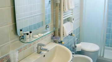 Privates Badezimmer mit Dusche und kostenlosen Pflegeprodukten