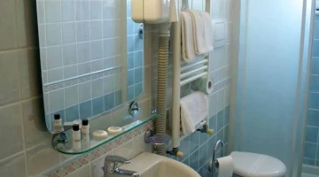 Privates Badezimmer mit Duschkabine und Pflegeset