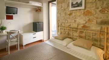 Double room with TV and desk