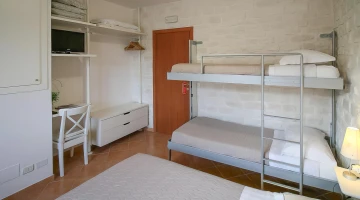 Quadruple room with TV and desk
