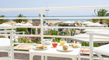 Colazione in camera sulla terrazza vista mare