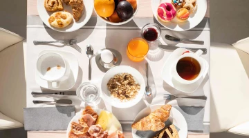 Colazione con prodotti dolci e salati