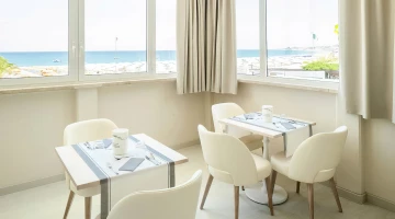 Sala colazioni con vista mare