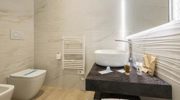 Bagno con set di cortesia