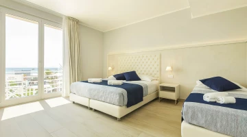 Camera familiare con balcone vista mare