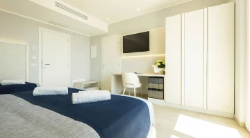 Camera familiare con tv e scrivania